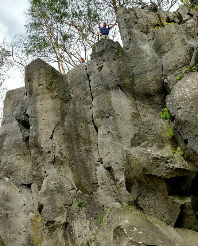 Kinderen klauteren op de rotsen bij Kottenheimer Winfeld langs het Vulkanpfad