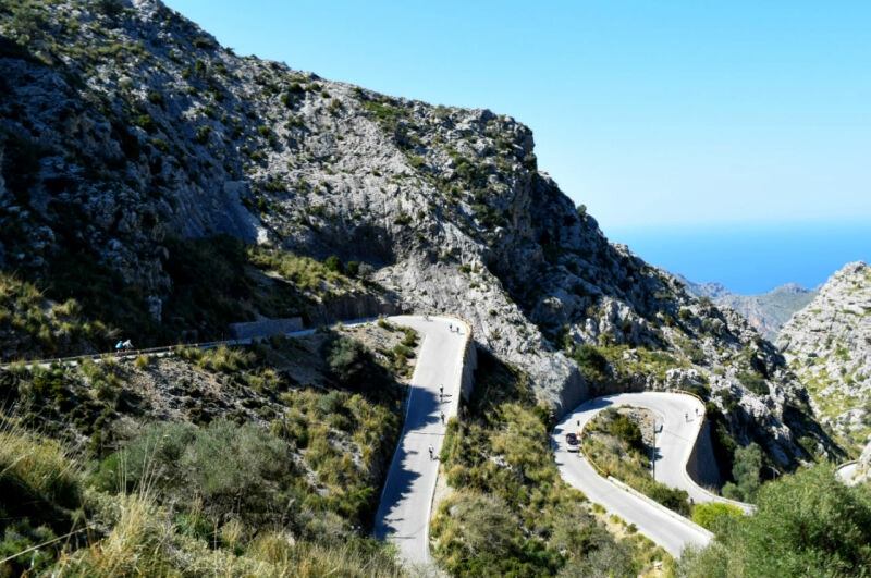 Route naar Cala Tuent Mallorca: haarspeldbochten in de Serra de Tramuntana met kinderen