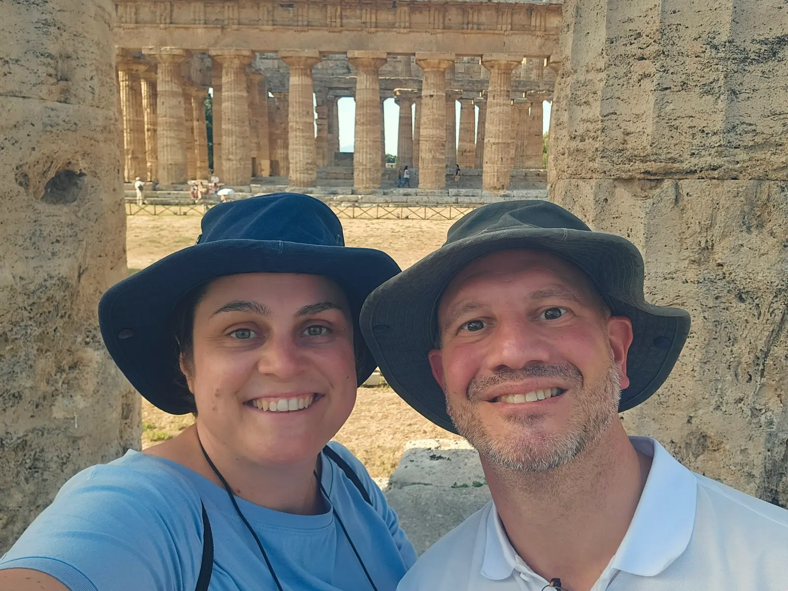Ons gezin bij de Griekse tempels van Paestum in Campanië