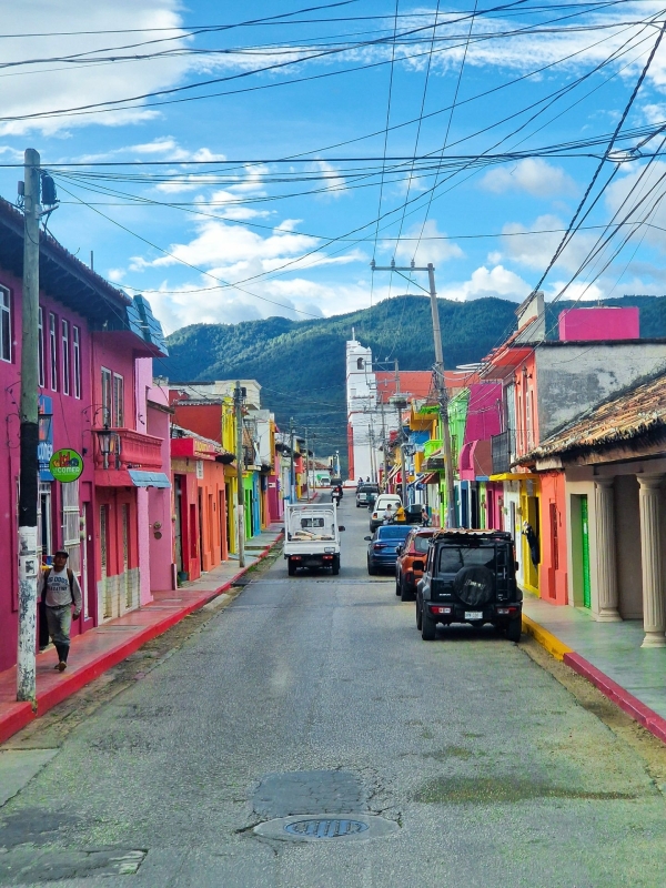 Kleurrijke straat in San Cristóbal de las Casas tijdens een roadtrip in Mexico