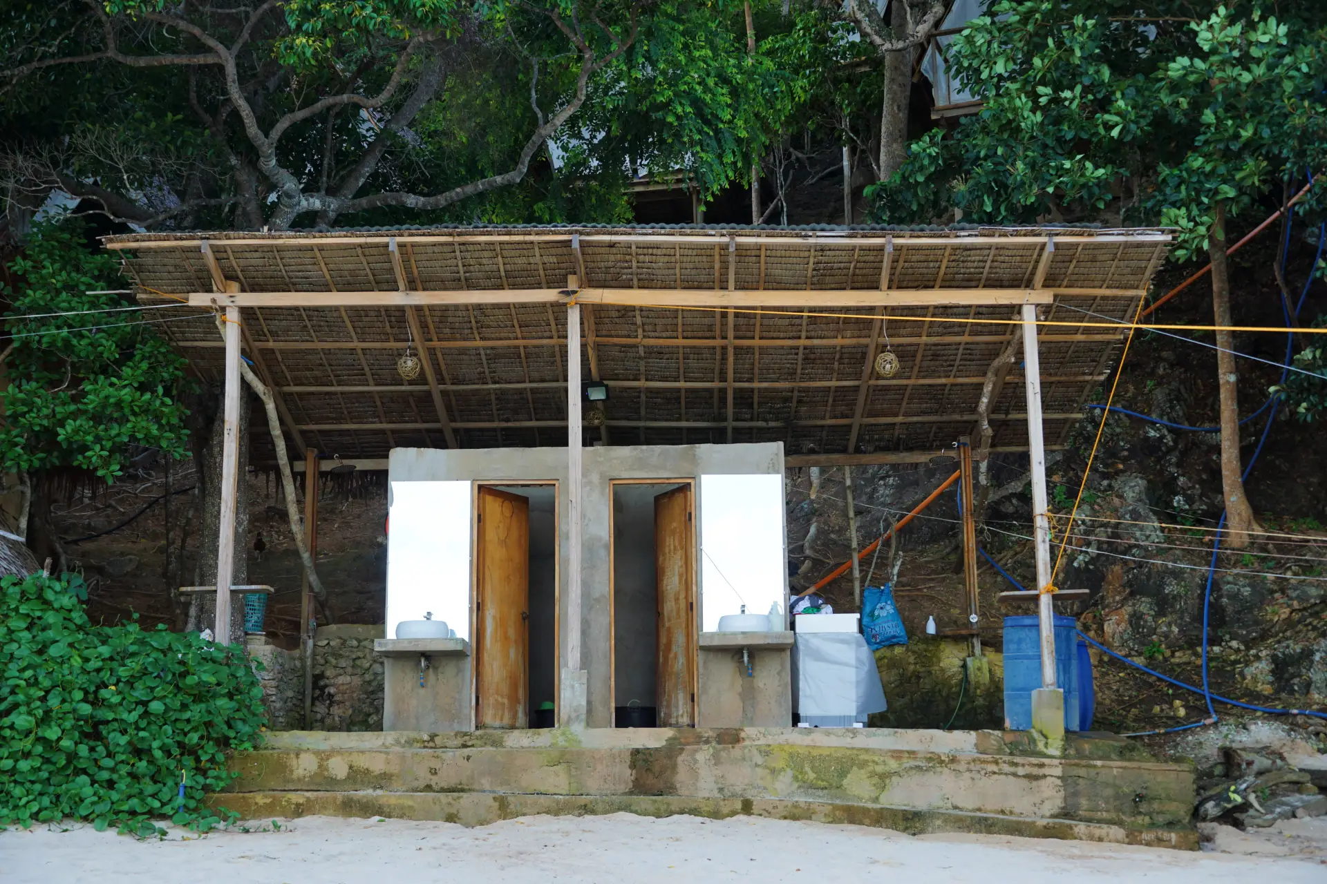 Douches en toiletten bij Araw Camp tijdens de Coron El Nido expeditie