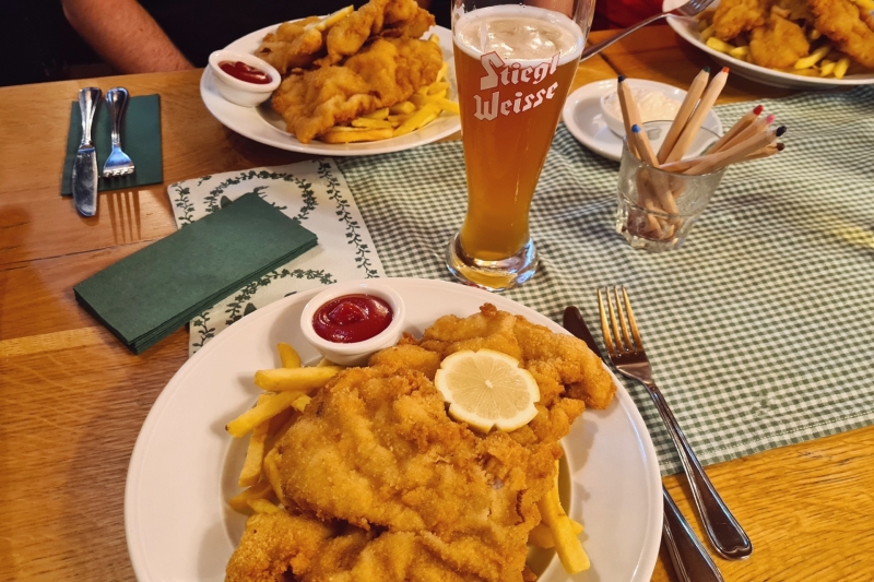 Schnitzel eten in Oostenrijk