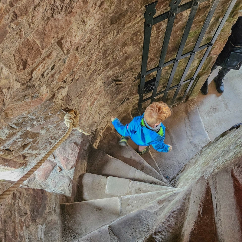 Schotland Urquhart Castle met klein kind