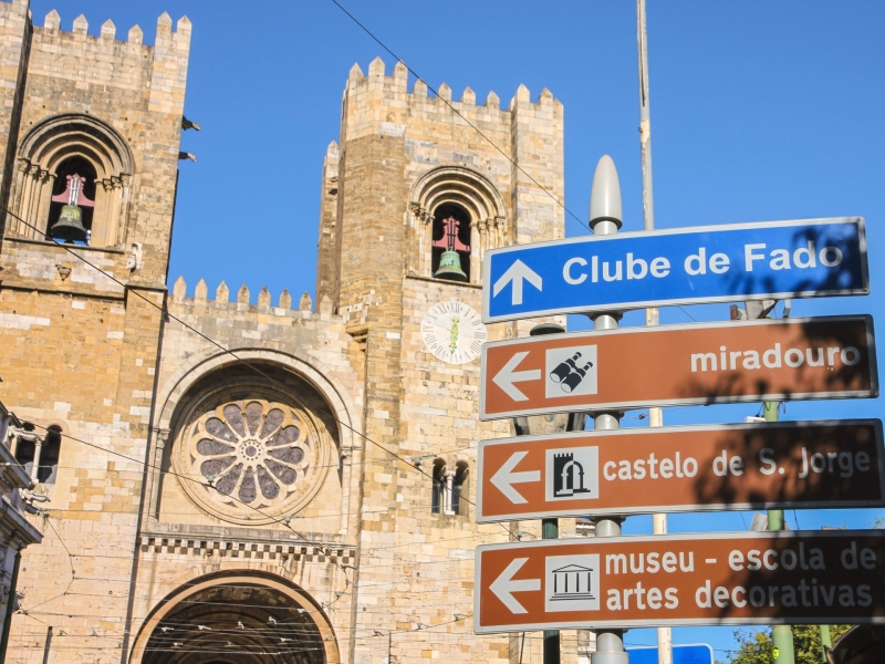 Straatbeeld in Lissabon met bewegwijzering bij de Sé kathedraal
