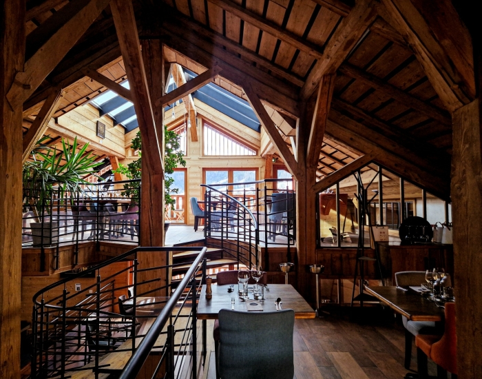Sfeervol restaurant in een verbouwde boerderij in de Franse Alpen