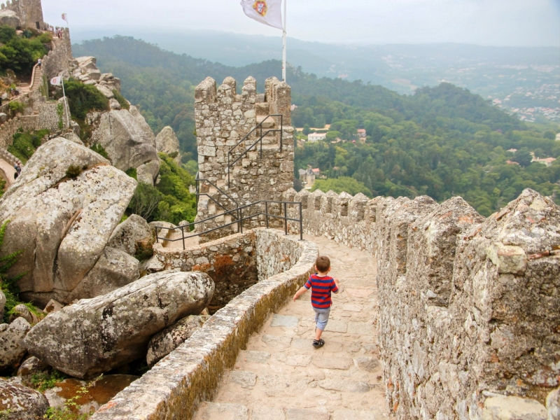 Castelo dos Mouros in Sintra met kind