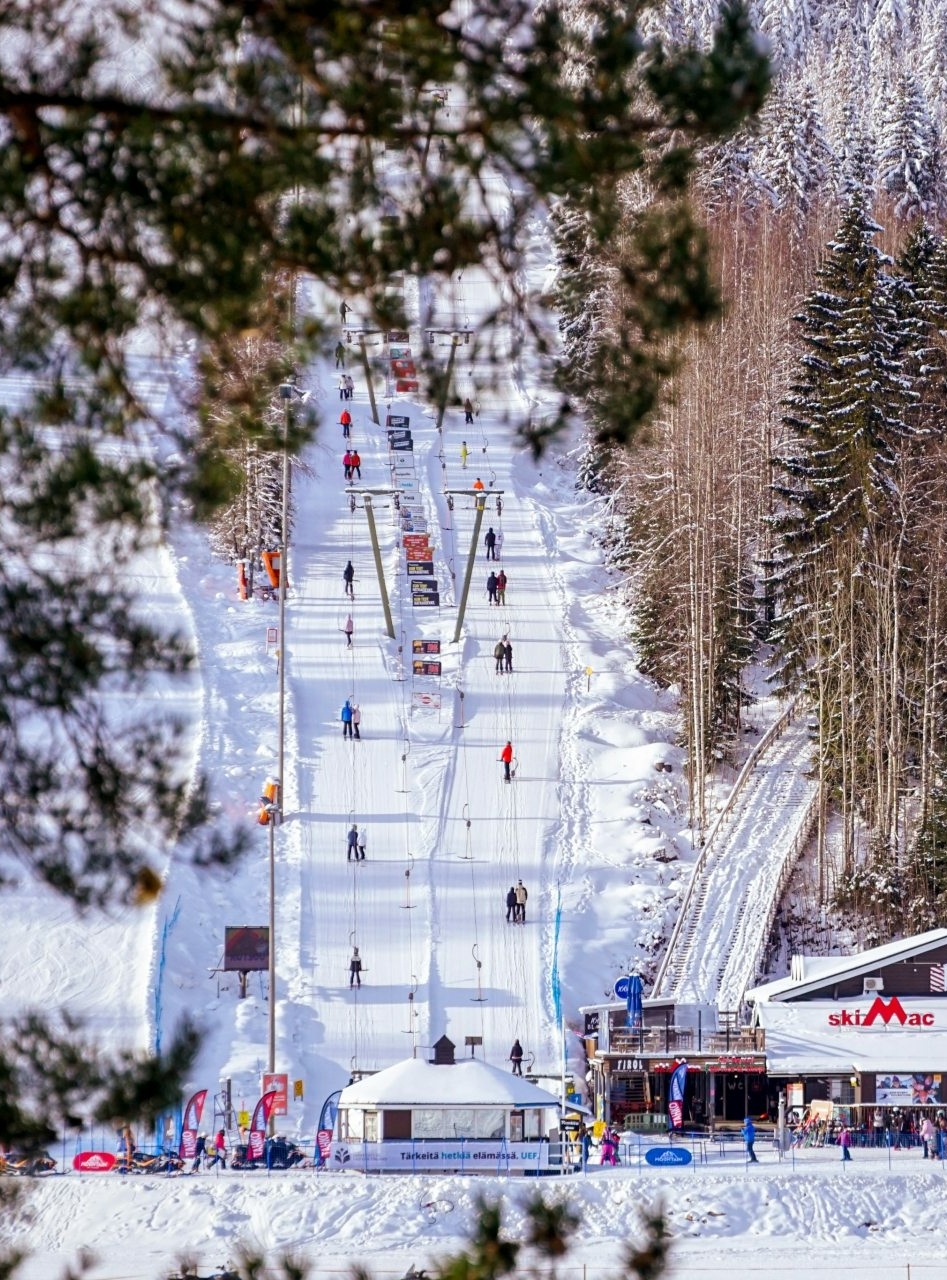 Skipistes en kinderzone bij Tahko Mountain vlak bij Break Sokos Hotel Tahko