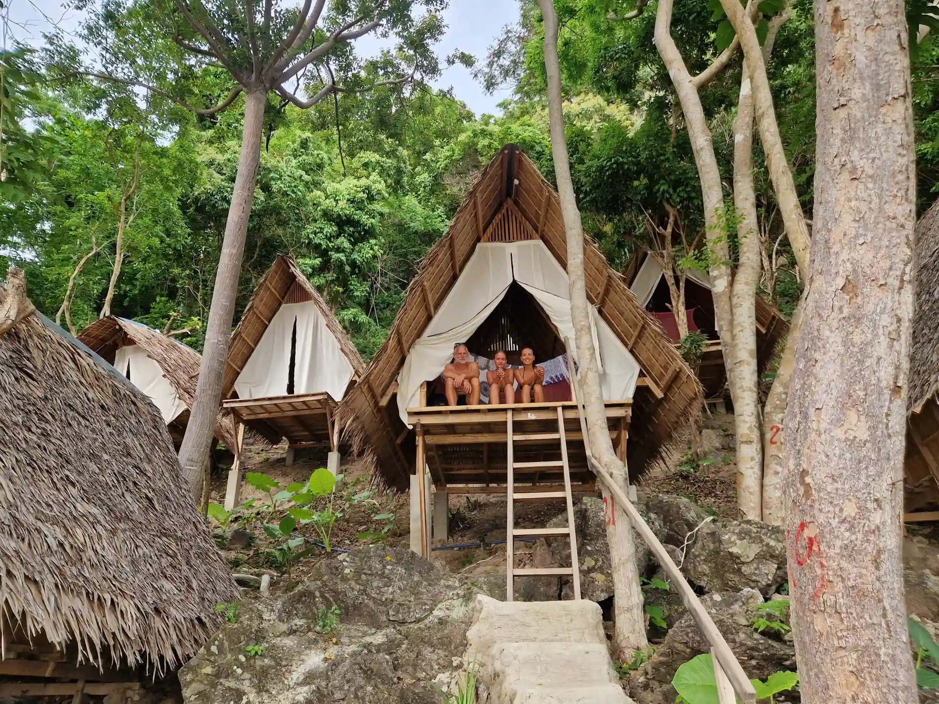 Overnachten in een bahay kubo tijdens de Coron El Nido expeditie