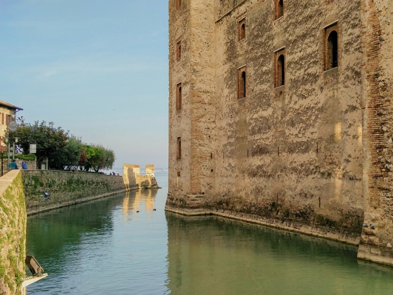 Slotgracht langs de muren van Castello Scaligero in Sirmione