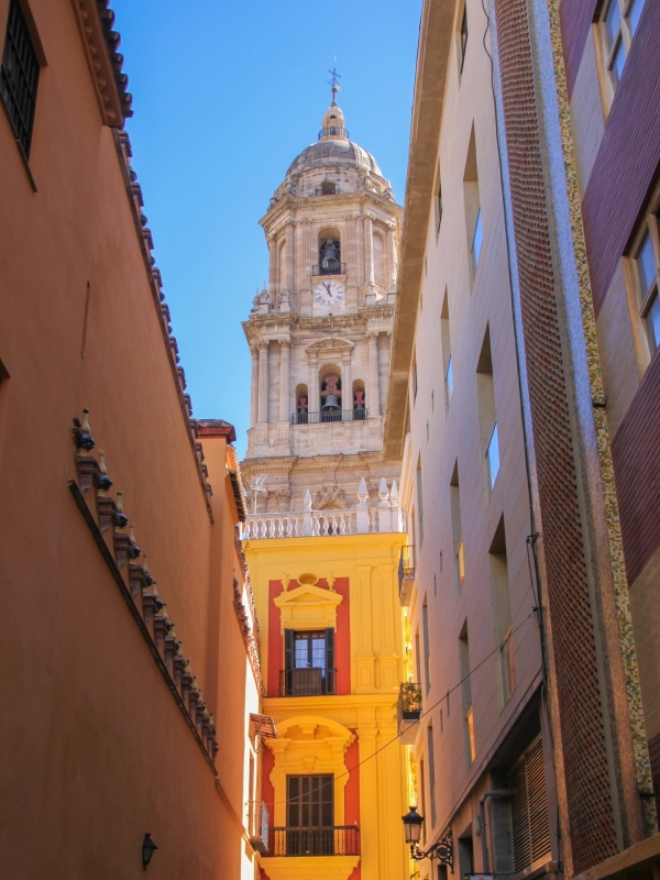 Smalle straat in Málaga met zicht op de kathedraal Smalle straat in Málaga met uitzicht op de kathedraaltoren