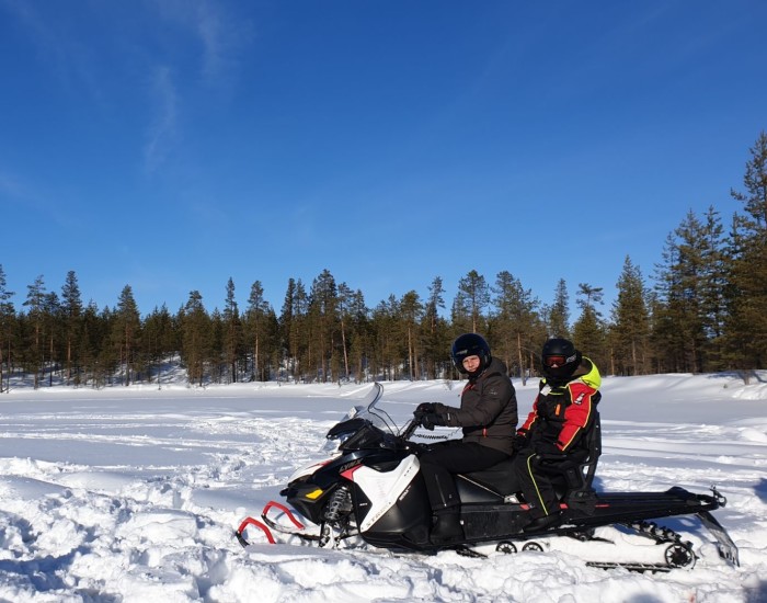 Sneeuwscootertocht Zweeds Lapland met tiener