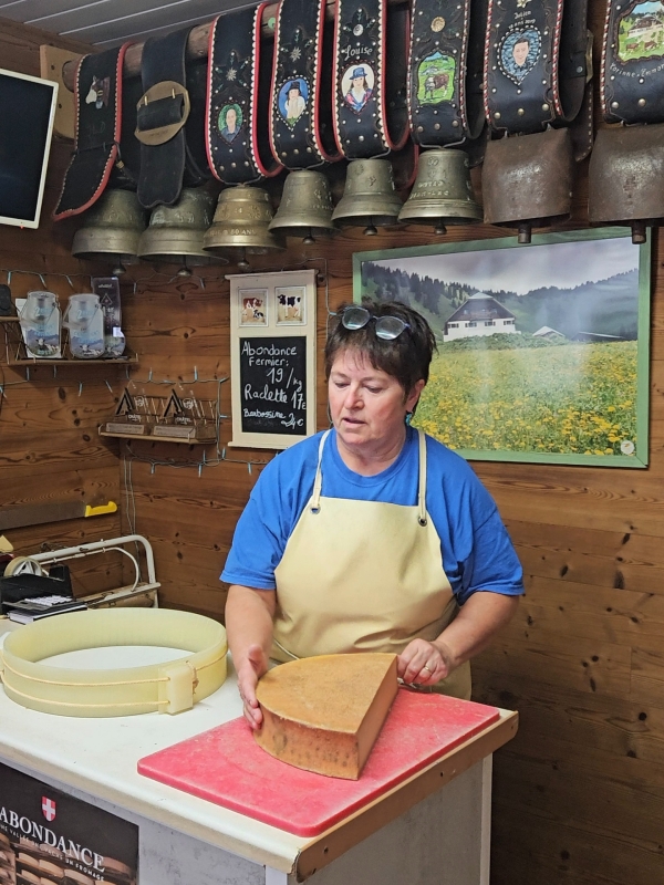 Proeven en kopen van Abondance kaas direct bij de boerderij in de regio