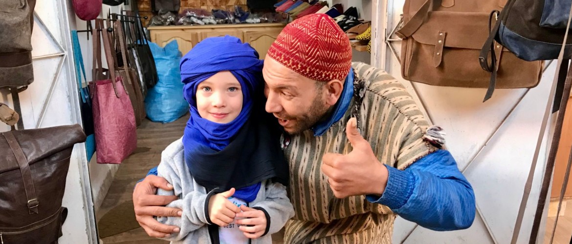 Dwalen met het gezin door kleurrijk Marrakesh