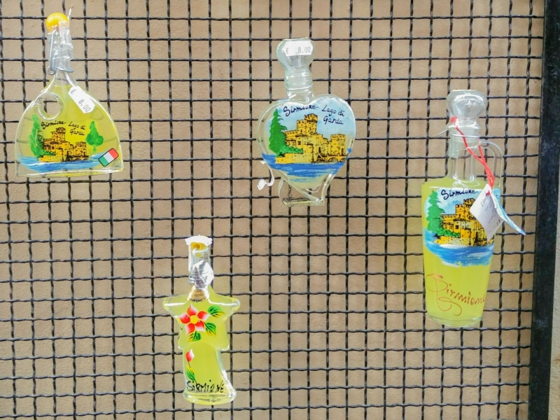 Souvenirflesjes limoncello met afbeelding van Sirmione aan het Gardameer
