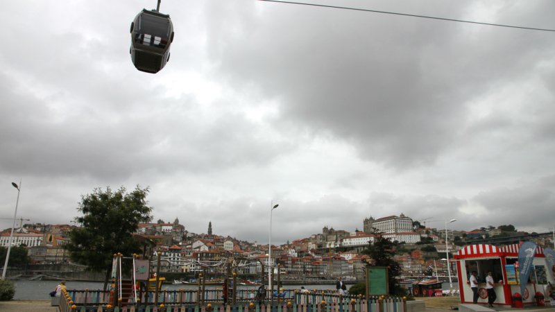 Speeltuin stad Porto met kinderen