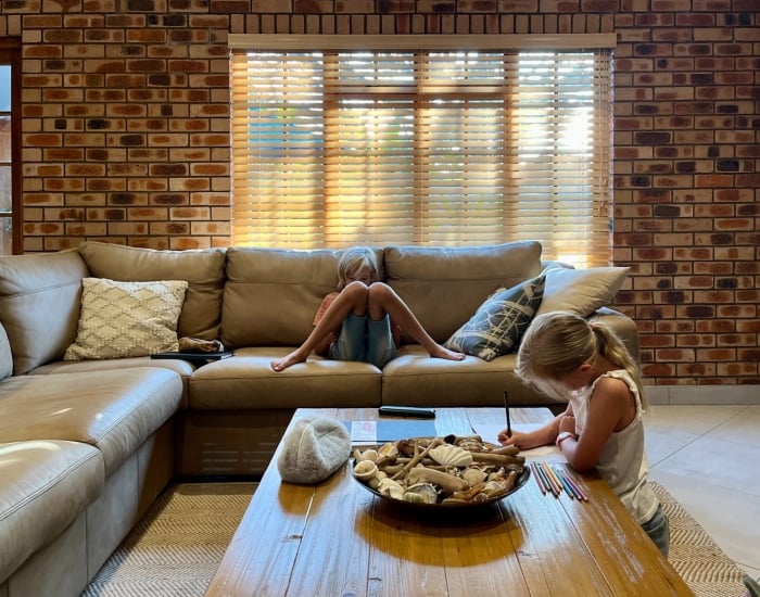 Spelen en lezen in de woonkamer van het guesthouse