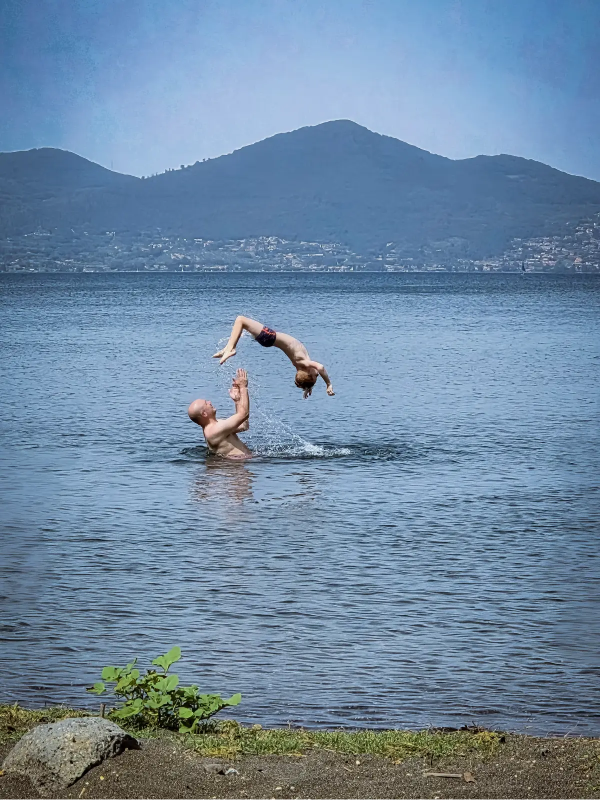 Spelen in het Lago di Bracciano tijdens onze roadtrip met kinderen