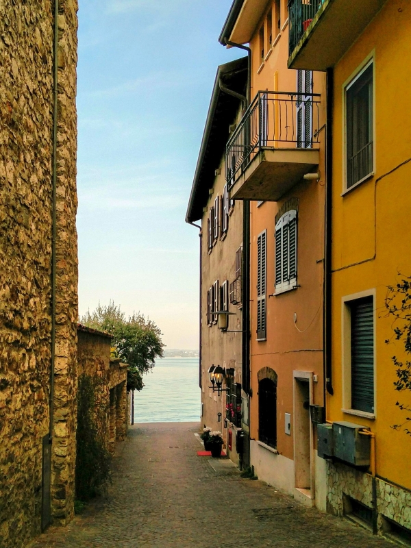 Smalle steeg in Sirmione met uitzicht op het Gardameer