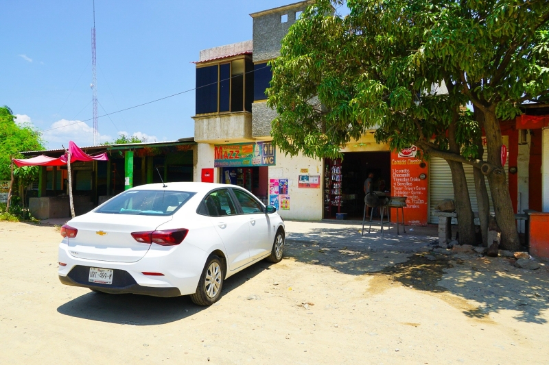 Huurauto geparkeerd bij een lokale stop onderweg tijdens roadtrip in Mexico