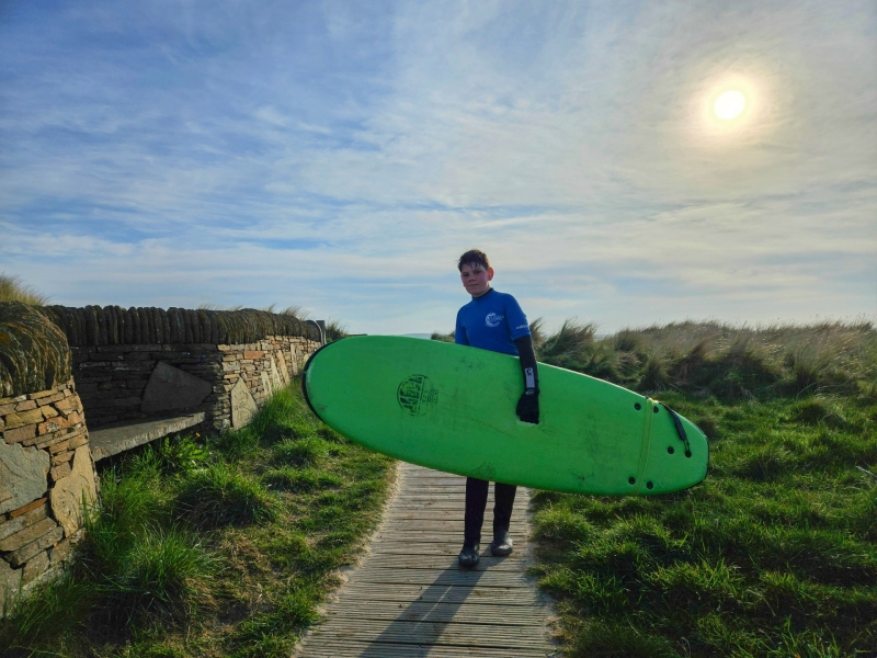 Surfen in Schotland met kind tiener