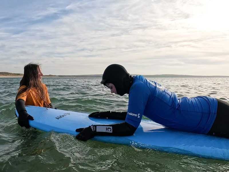 Surfles in Schotland met tiener