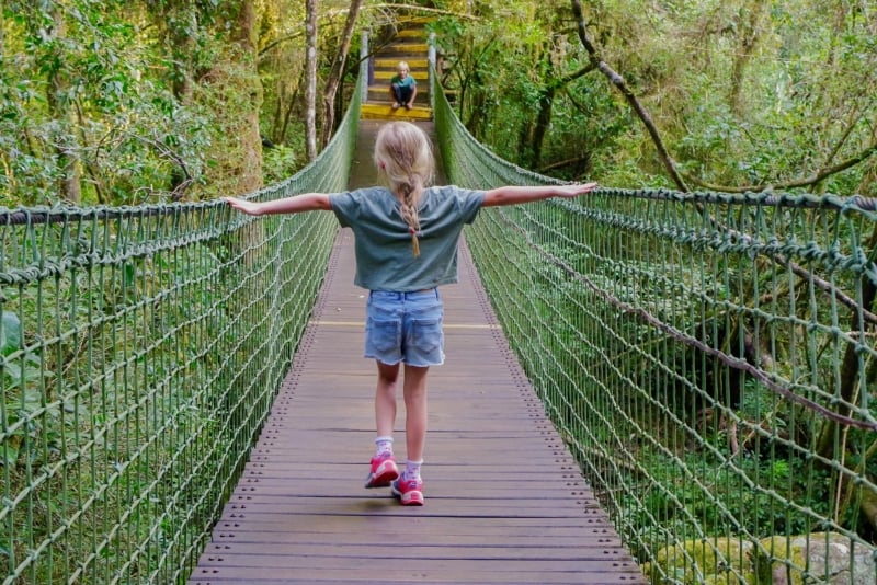 Suspension Bridge bij Graskop Gorge met kind