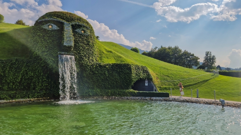 De Reus met waterval bij Swarovski Kristallwelten in Wattens