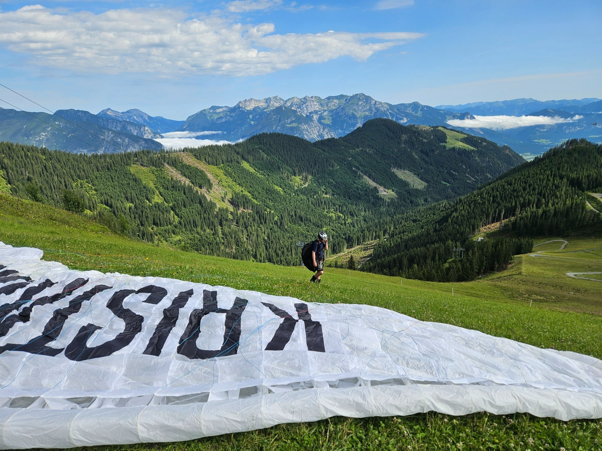 Voorbereiding op een tandemvlucht paragliden met een kind in het Zillertal