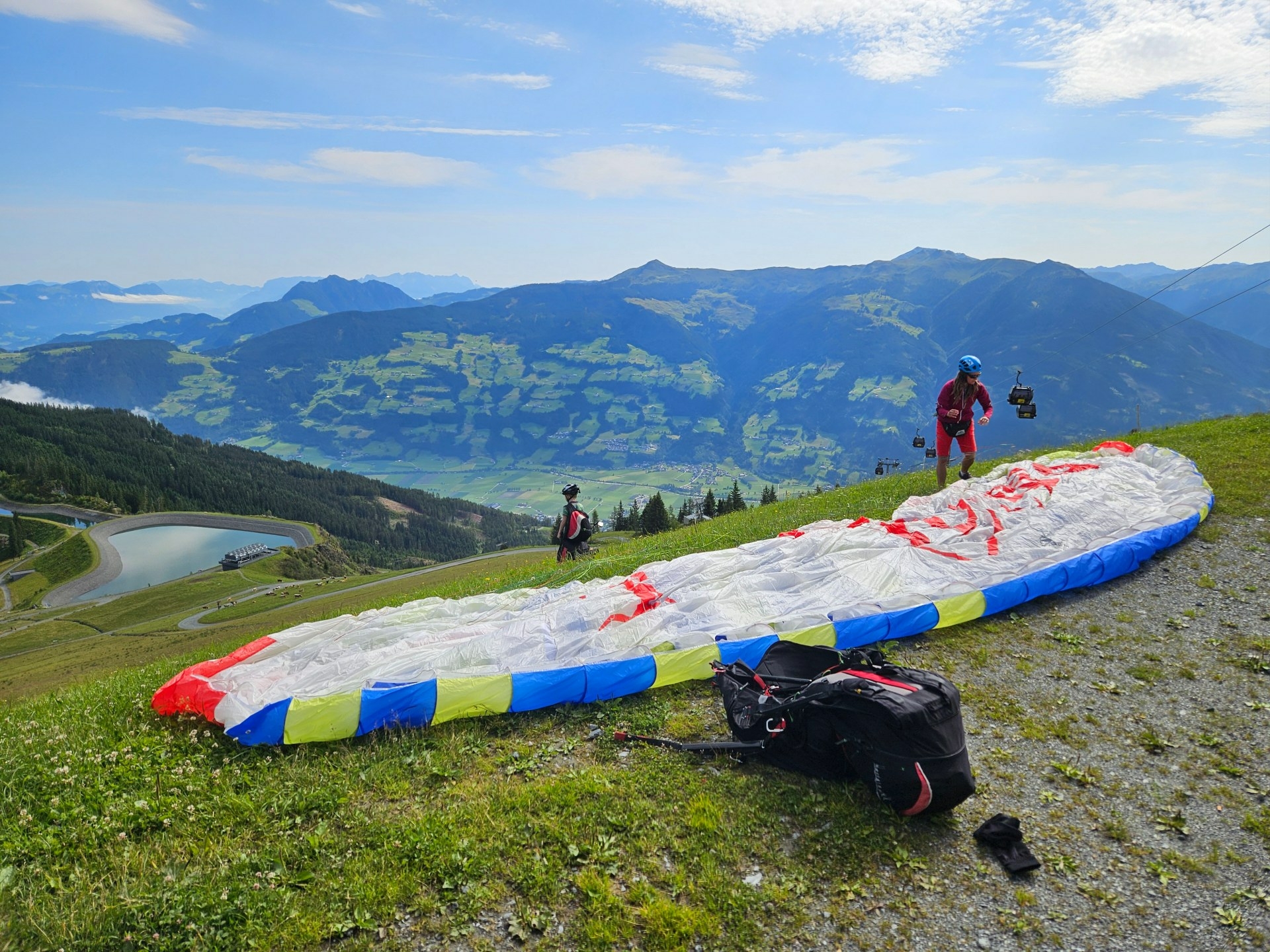 Tandem paragliding met een kind boven de bergen van Oostenrijk