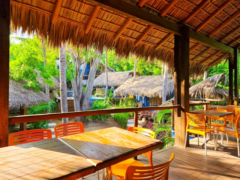 Terras met stoelen bij veranda container cabin Terras met stoelen bij veranda container cabin