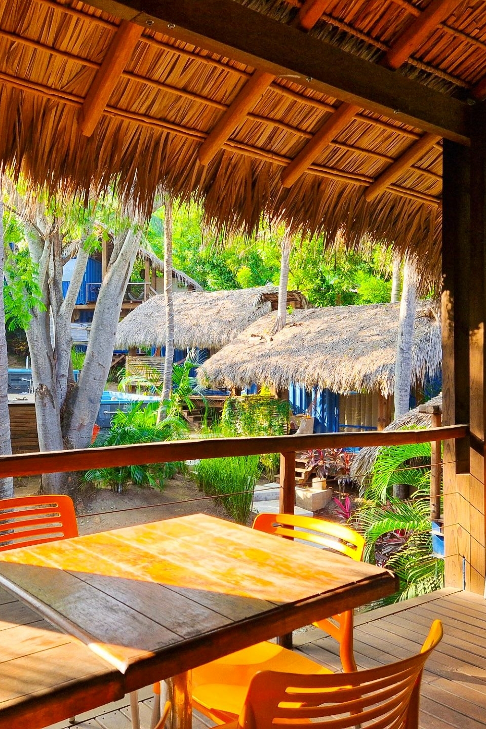 Terras met stoelen bij veranda container cabin Terras met stoelen bij veranda container cabin