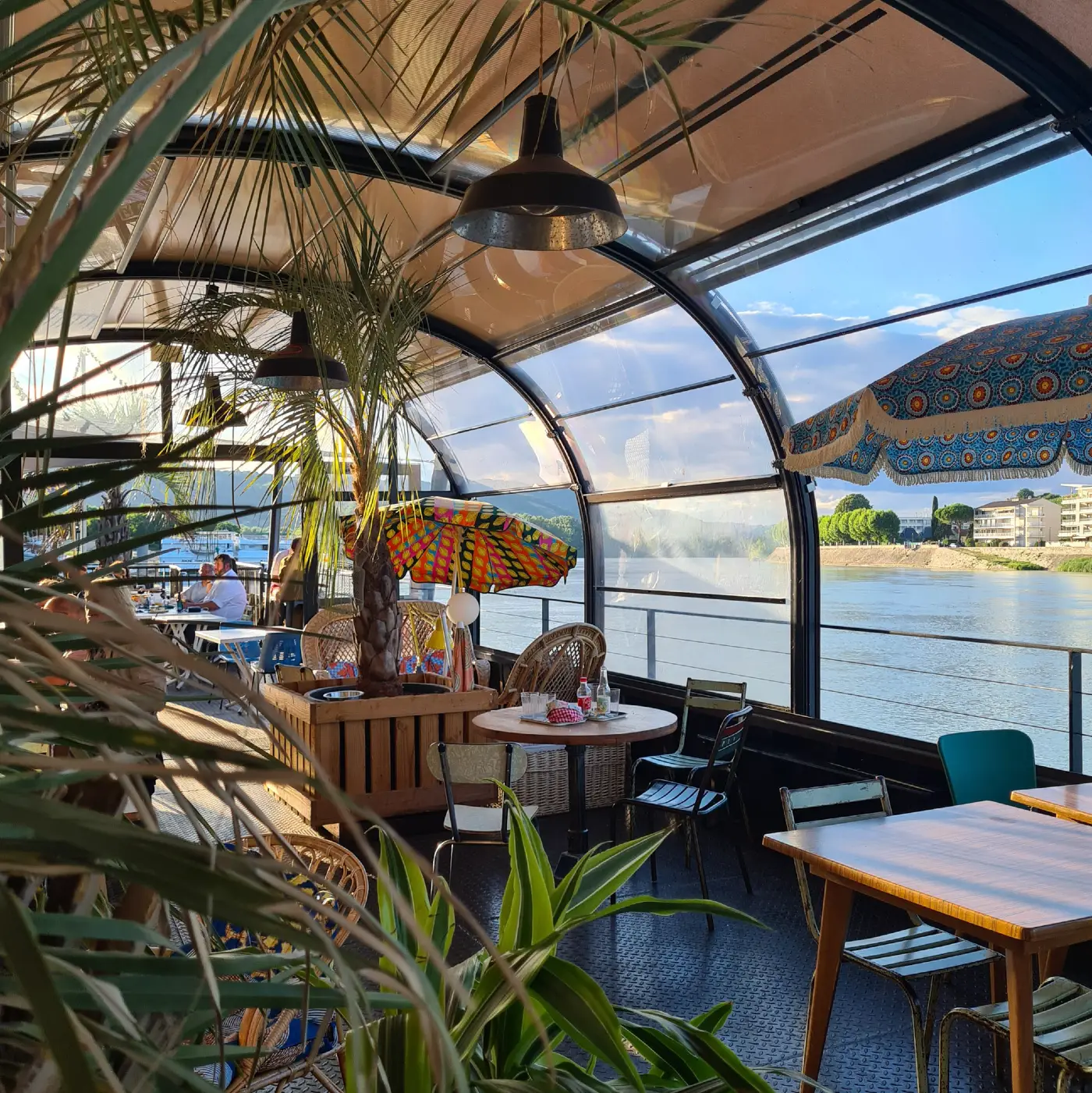 Terras van La Péniche met uitzicht over de Rhône