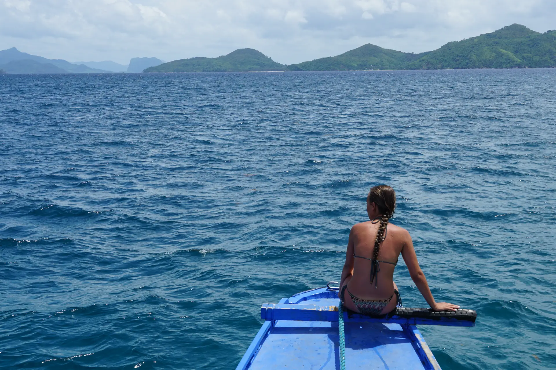 Tiener aan boord tijdens de expeditie van Coron naar El Nido