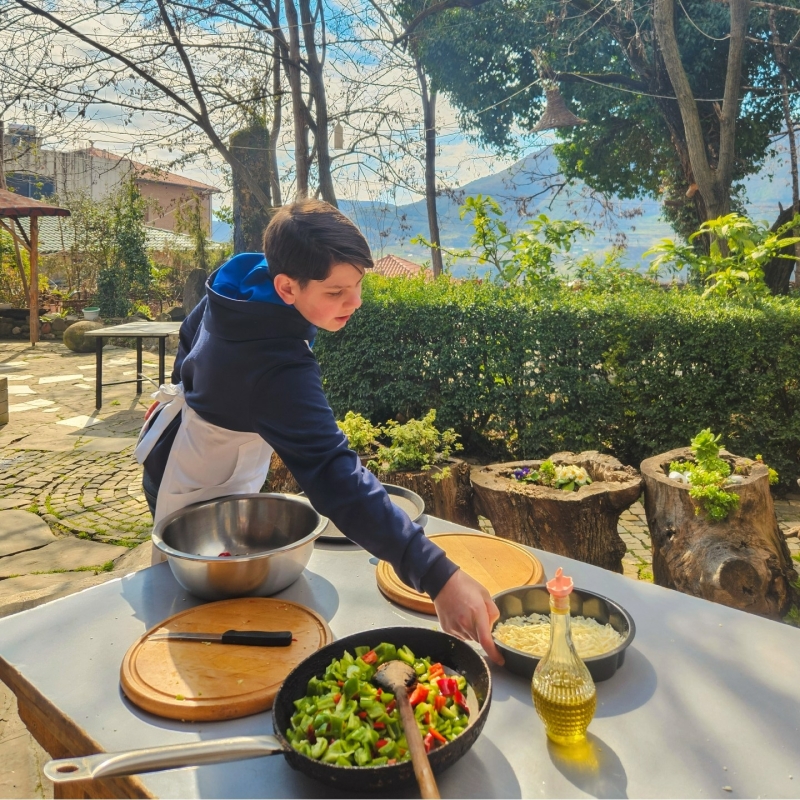 Tiener helpt in de keuken Roshnik