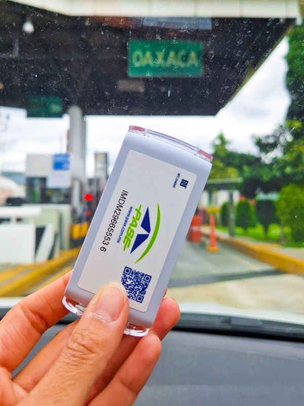 Toltagsysteem voor tolwegen in Mexico in de huurauto tijdens roadtrip