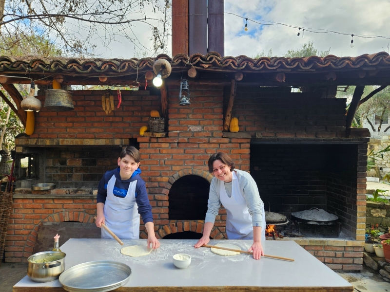 Traditionele kookworkshop Albanie Roshnik buitenkeuken