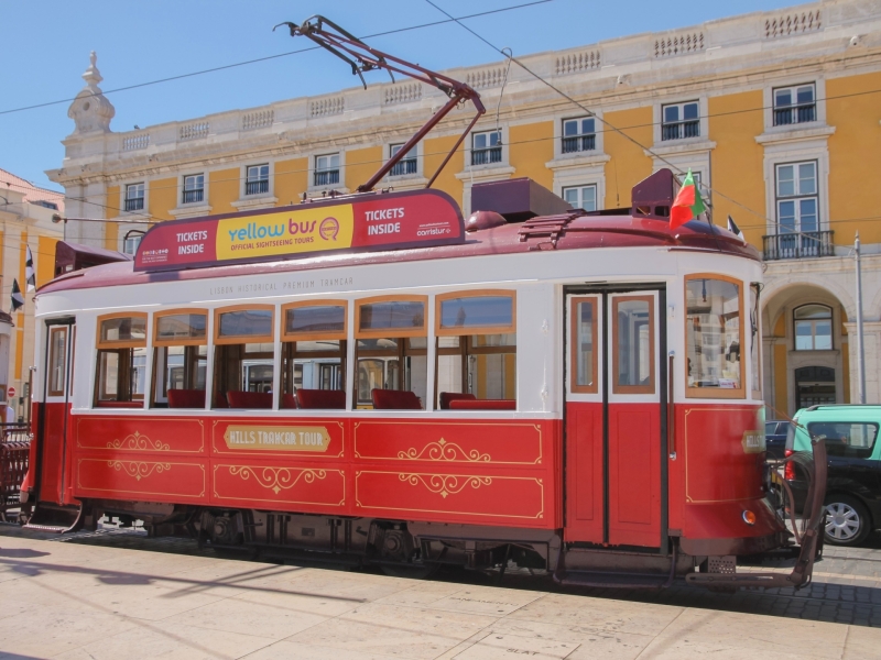Uitzicht op een tram op een plein in Lissabon tijdens een stedentrip met kinderen