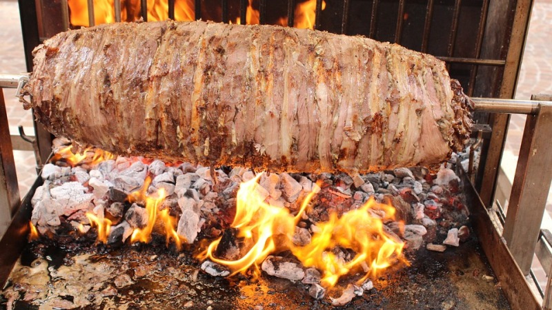 Turkse kebab van de grill in Turkije