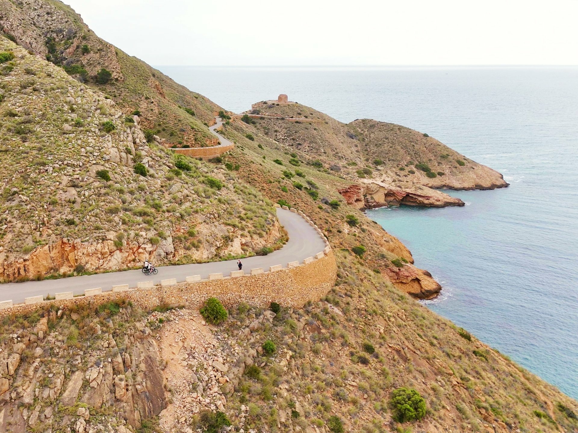 Uitzicht en fietsen in park Benidorm Uitzicht en fietsen in natuurgebied bij Benidorm met kinderen