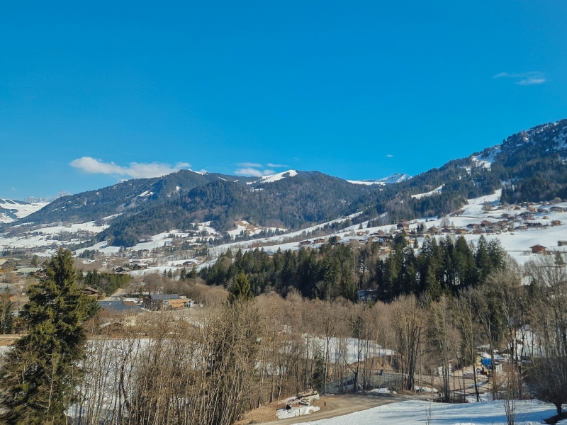 Uitzicht over de bergen en het dal van Val d’Arly in de Franse Alpen