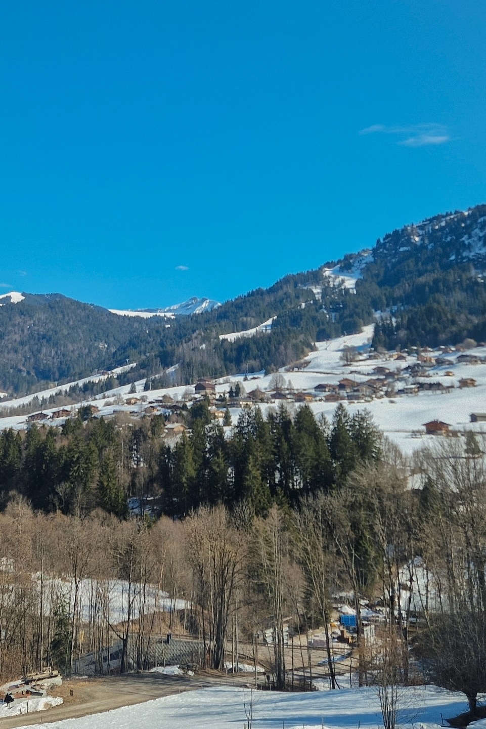Uitzicht over de bergen en het dal van Val d’Arly in de Franse Alpen