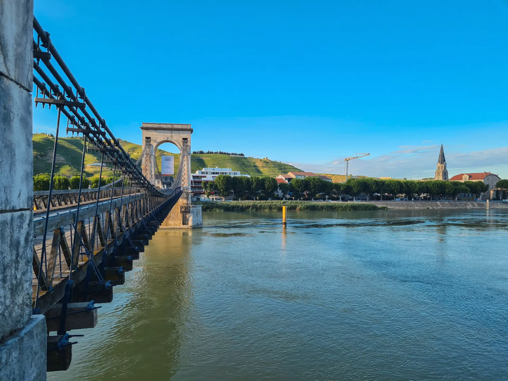 Uitzicht op de hangbrug en Rhône in Tournon-sur-Rhône
