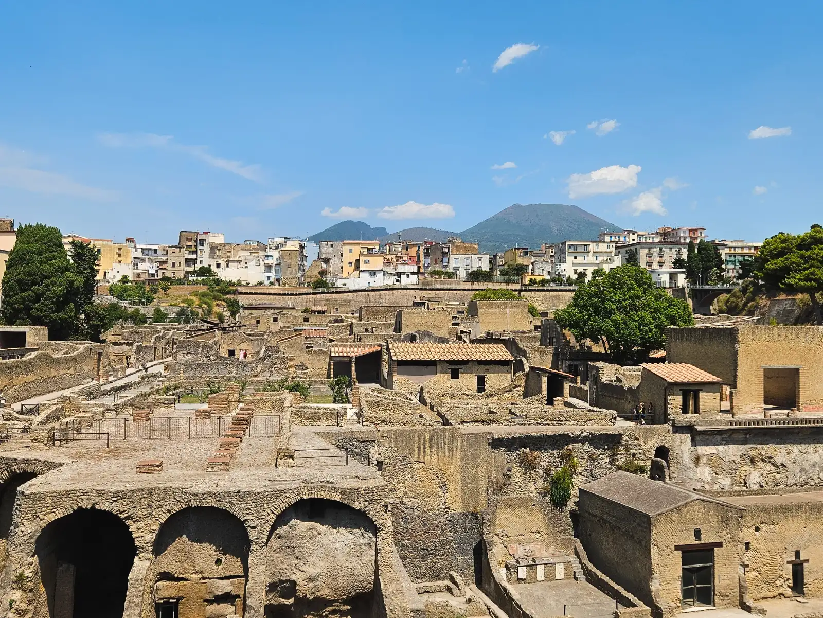 Uitzicht over Herculaneum met de Vesuvius op de achtergrond