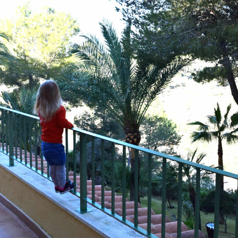 Uitzicht vanaf het balkon op Mallorca: ontspannen gezinsvakantie met kinderen