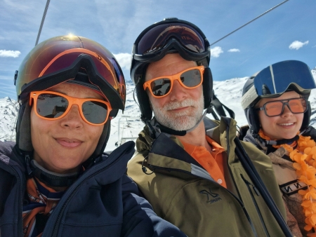 Selfie van gezin met tiener tijdens skivakantie in Val Thorens in de meivakantie
