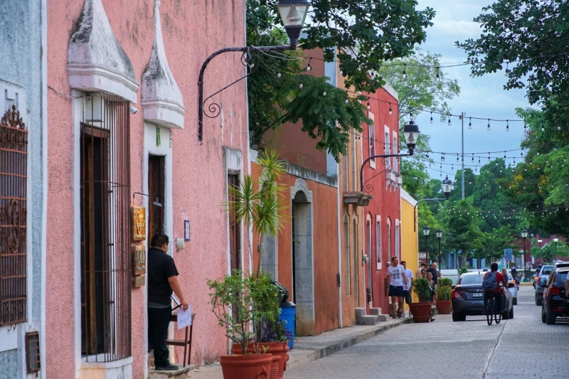 Kleurrijke straat in Valladolid Kleurrijke gevels en sfeerverlichting in een straat in Valladolid, ideaal voor een avondwandeling.