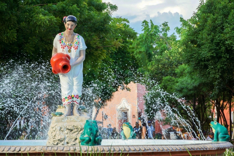 Fontein La Mestiza in Valladolid De La Mestiza fontein in Valladolid met waterstralen en beeld in traditionele Yucatán-kleding.