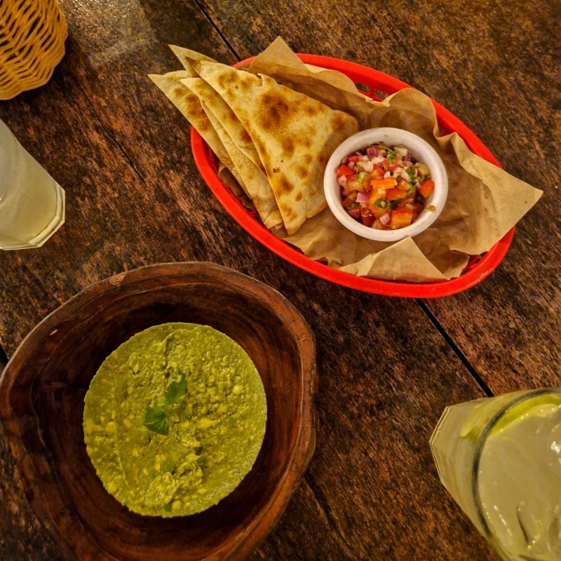 Guacamole met tortilla chips Guacamole met tortilla chips en pico de gallo op tafel in een restaurant in Valladolid.