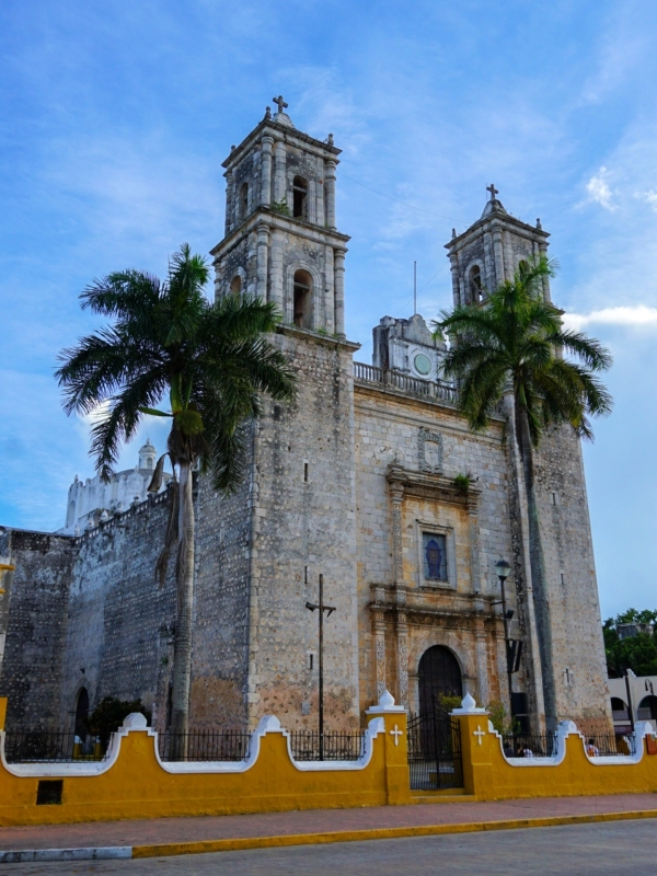 Kerk San Servacio Valladolid De San Servacio kerk in Valladolid met palmen en de karakteristieke tweelingtorens.