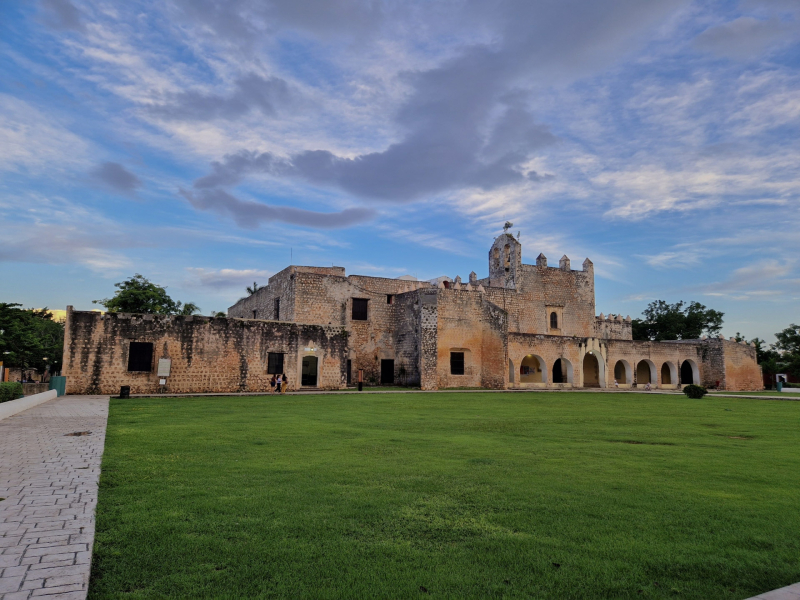 San Bernardino complex Valladolid Het San Bernardino de Siena complex in Valladolid met grasveld en dramatische lucht.